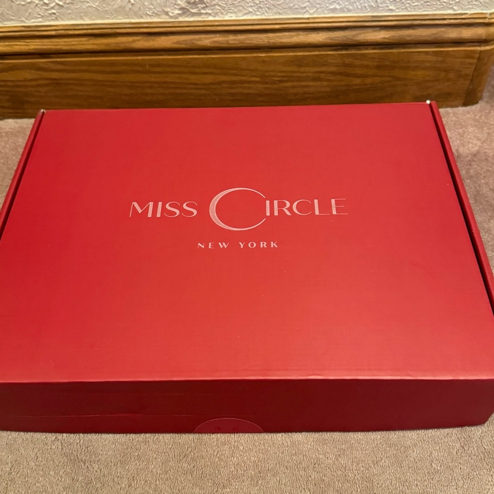 Miss Circle Red Box - Picture 5 of 8